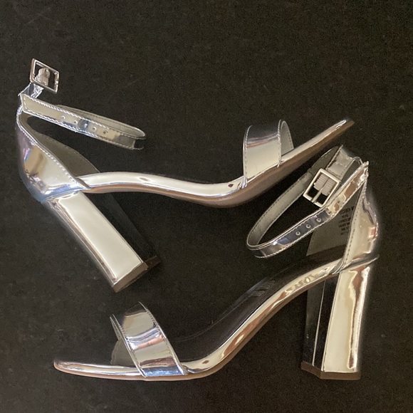 Platinum silver block heels - Picture 2 of 4
